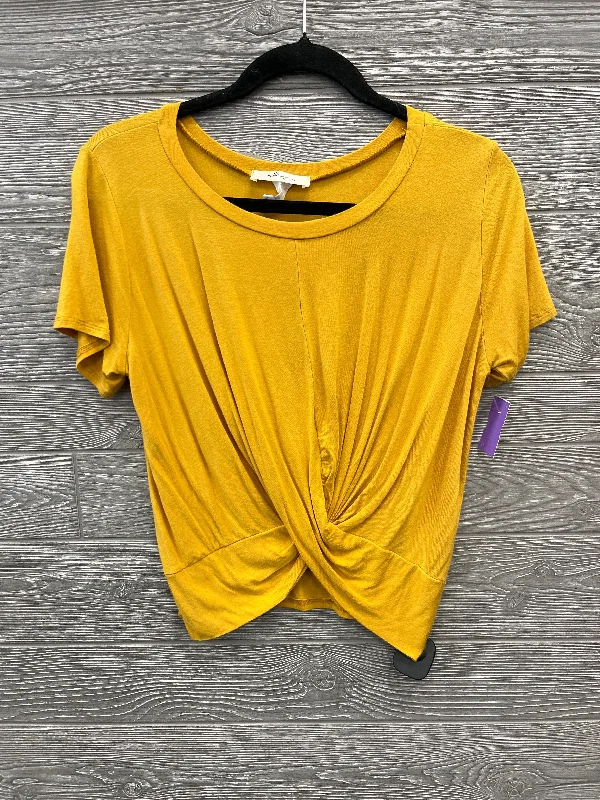 Top Short Sleeve By Clothes Mentor In Yellow, Size: M