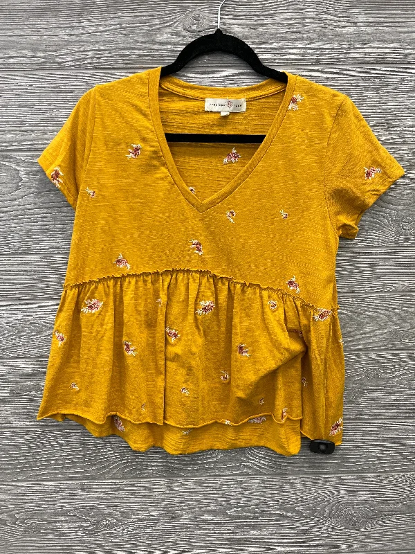 Top Short Sleeve By Clothes Mentor In Orange, Size: M