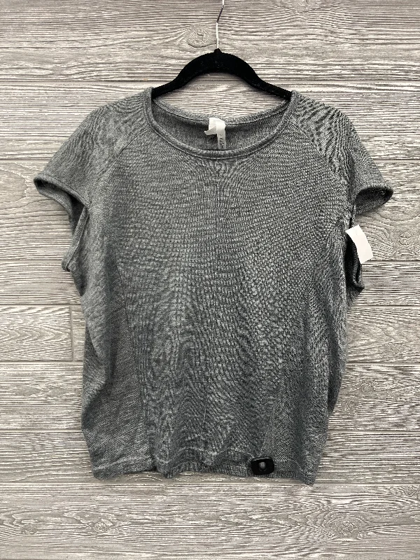 Top Short Sleeve By Clothes Mentor In Grey, Size: M