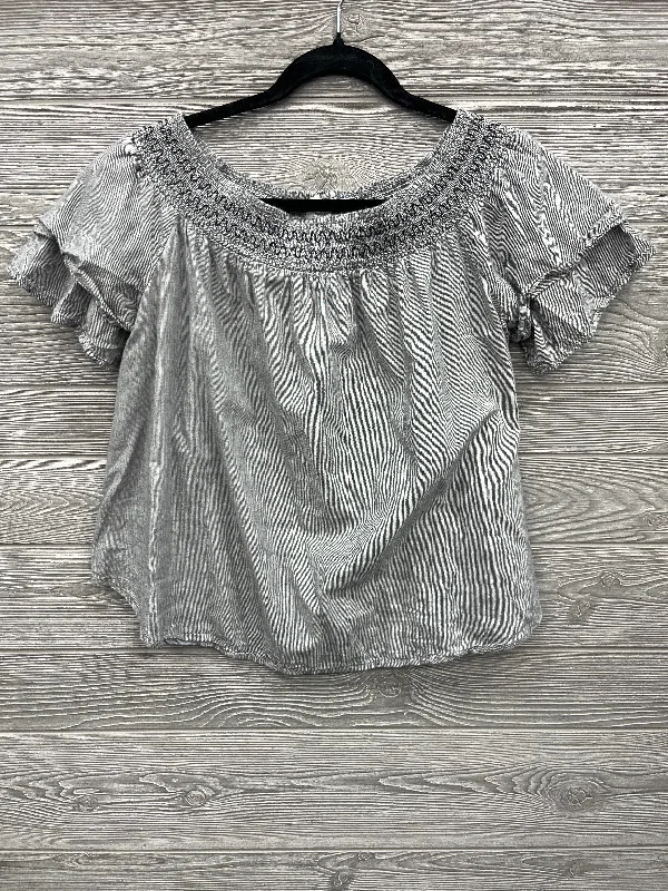 Top Short Sleeve By Clothes Mentor In Grey, Size: M