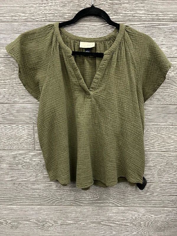 Top Short Sleeve By Universal Thread In Green, Size: M