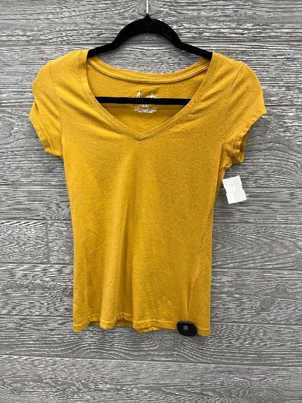 Top Short Sleeve By Clothes Mentor In Yellow, Size: M